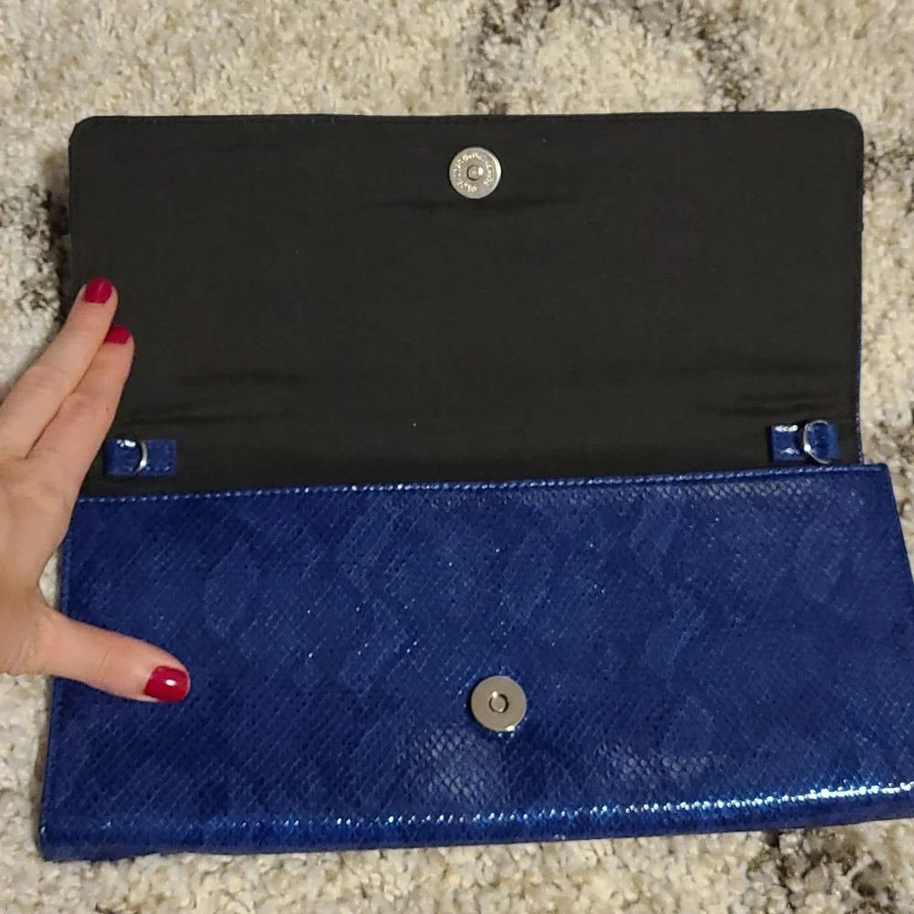 NWOT Blue Snake Print White House Black Market Clutch - Picture 2 of 8